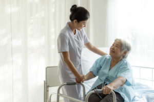 女性に多い脊柱側弯症｜症状の見分け方と最新治療事情